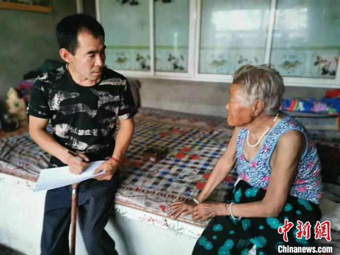 图为赵金华登记老人信息。　杨景欣 摄