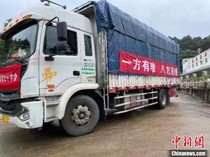 赈灾物资从福建红十字会备灾救灾中心出发。　赵凌峰 摄