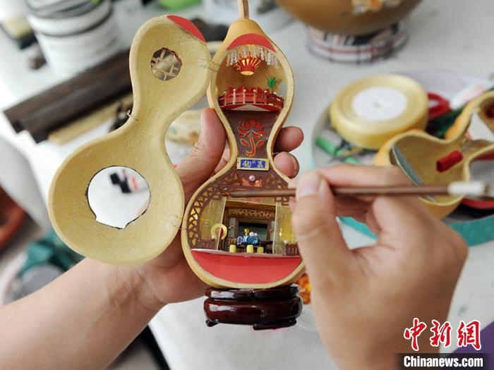 周宇飞正在制作葫芦微型景观。 刘栋 摄 周宇飞正在制作葫芦微型景观。 刘栋 摄