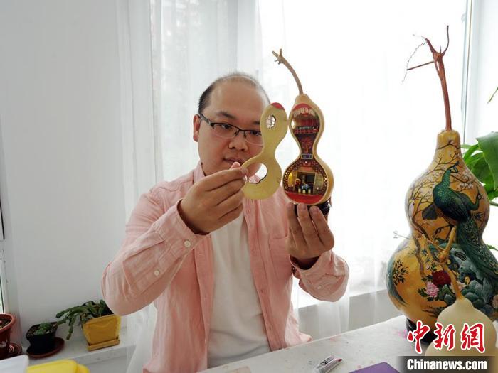 周宇飞正在制作葫芦微型景观。 刘栋 摄 周宇飞正在制作葫芦微型景观。 刘栋 摄