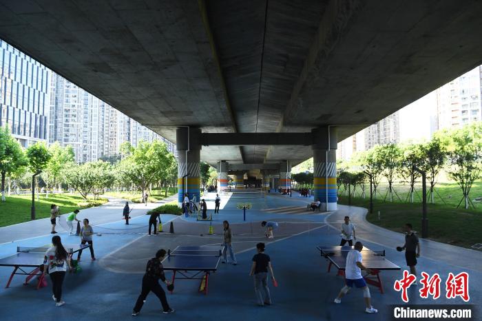 图为重庆桥墩下闲置地变身市民运动公园。 陈超 摄 图为重庆桥墩下闲置地变身市民运动公园。 陈超 摄