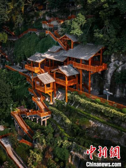 图为戴家巷崖壁步道。 重庆市住房和城乡建设委员会供图 图为戴家巷崖壁步道。 重庆市住房和城乡建设委员会供图