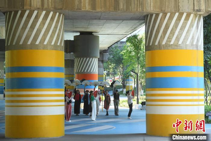 图为重庆桥墩下闲置地变身市民运动公园。 陈超 摄 图为重庆桥墩下闲置地变身市民运动公园。 陈超 摄