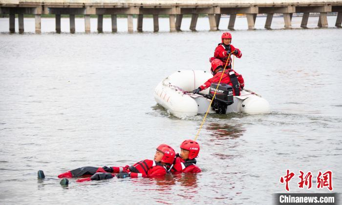 演练主要注重命令发布、力量集结、人员定位、装备携行、编组分队、安全检查等六个环节要素。 上海消防供图 演练主要注重命令发布、力量集结、人员定位、装备携行、编组分队、安全检查等六个环节要素。 上海消防供图