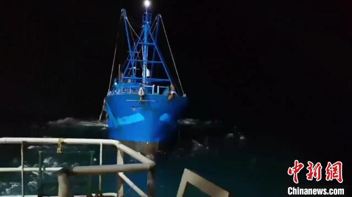 图为蓝色的无名船舶与货船发生碰撞的事发现场。 北海海事局供图 图为蓝色的无名船舶与货船发生碰撞的事发现场。 北海海事局供图