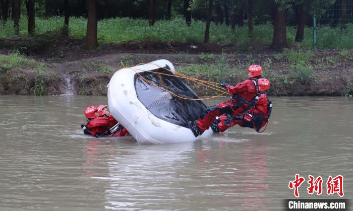 本次演练调派了共计43台车、30艘舟艇。 上海消防供图 本次演练调派了共计43台车、30艘舟艇。 上海消防供图