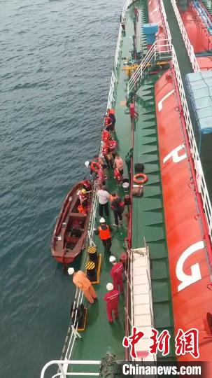 图为救援现场。 北海海事局供图 图为救援现场。 北海海事局供图