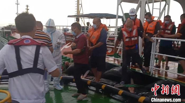 图为救援现场。 北海海事局供图 图为救援现场。 北海海事局供图