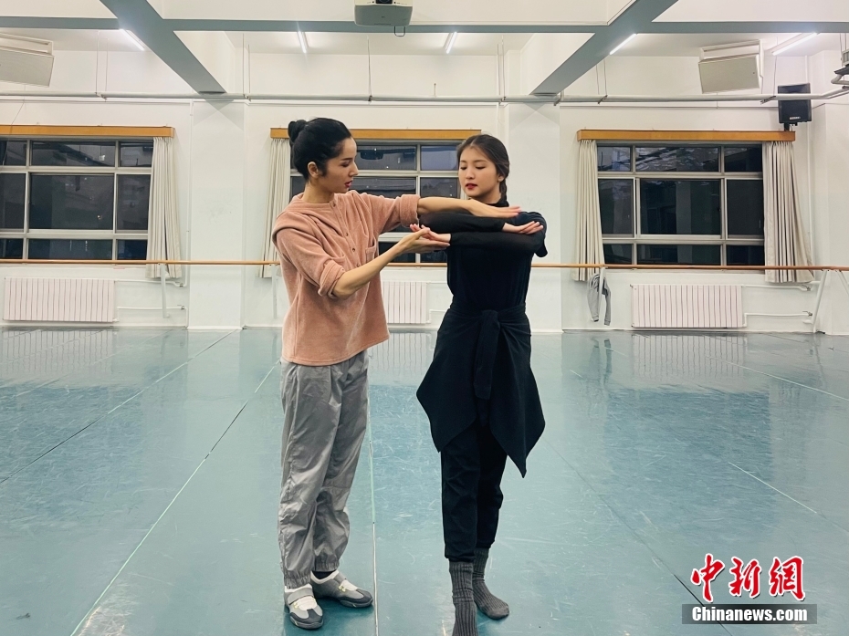 图为2021年11月,古丽米娜(左)在中央民族大学指导学生。(资料图片) <a target= 图为2021年11月,古丽米娜(左)在中央民族大学指导学生。(资料图片) <a target=