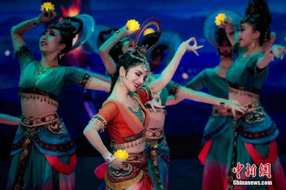 图为2021年10月,古丽米娜(前排中)参演舞剧《五星出东方》,扮演女主角“春君”。(资料图片) <a target= 图为2021年10月,古丽米娜(前排中)参演舞剧《五星出东方》,扮演女主角“春君”。(资料图片) <a target=