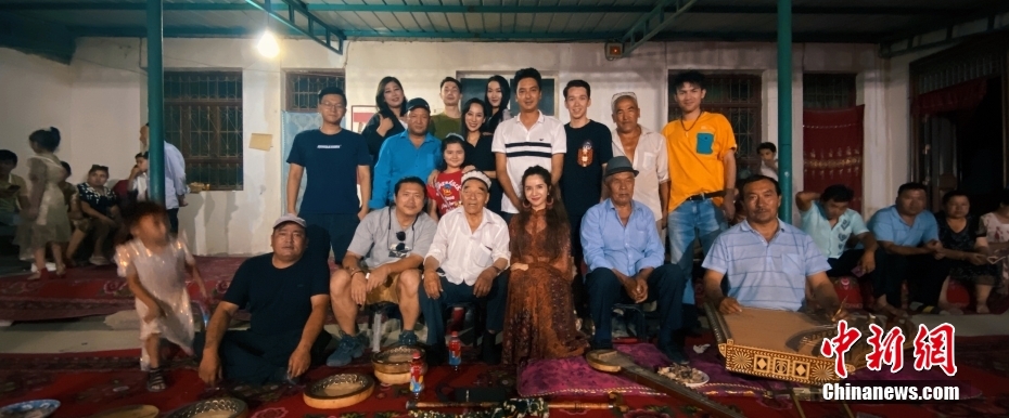 图为2021年7月,古丽米娜(前排右三)在新疆为舞剧《五星出东方》采风时,与麦盖提县刀郎艺人们在一起。(资料图片) <a target= 图为2021年7月,古丽米娜(前排右三)在新疆为舞剧《五星出东方》采风时,与麦盖提县刀郎艺人们在一起。(资料图片) <a target=