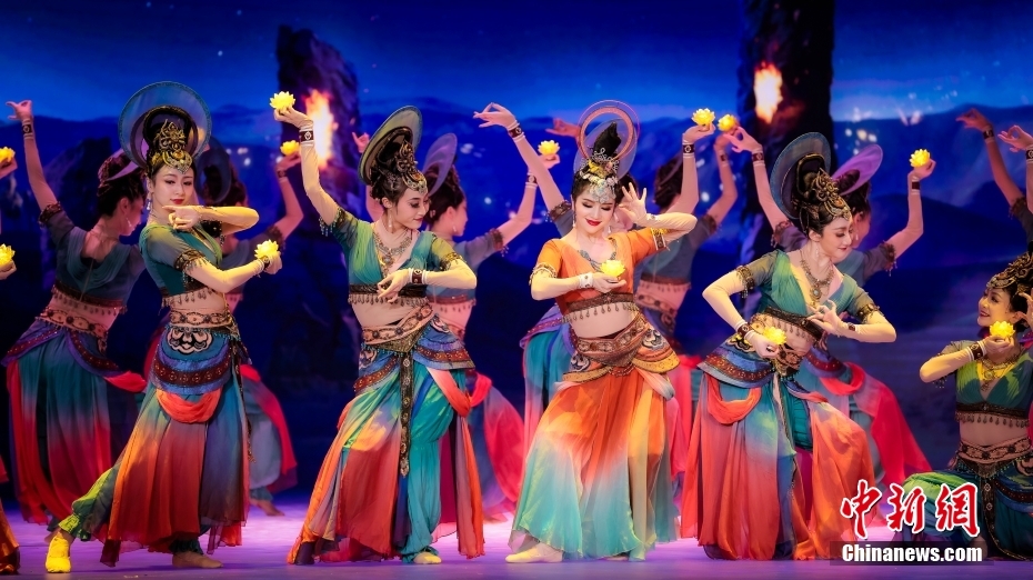 图为2021年10月,新疆青年舞蹈家古丽米娜参演舞剧《五星出东方》,扮演女主角“春君”。(资料图片) <a target= 图为2021年10月,新疆青年舞蹈家古丽米娜参演舞剧《五星出东方》,扮演女主角“春君”。(资料图片) <a target=