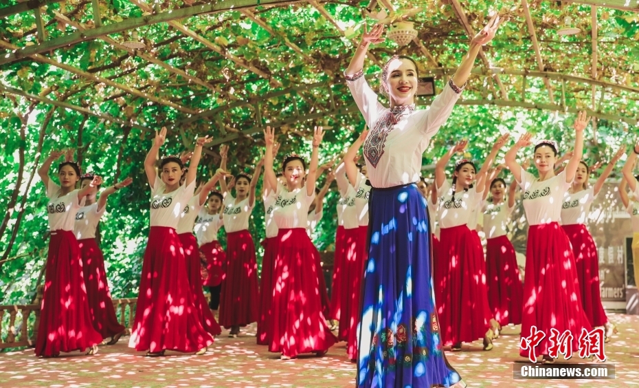 图为2019年8月,古丽米娜(前)带着学生在吐鲁番学习、采风。(资料图片) <a target= 图为2019年8月,古丽米娜(前)带着学生在吐鲁番学习、采风。(资料图片) <a target=