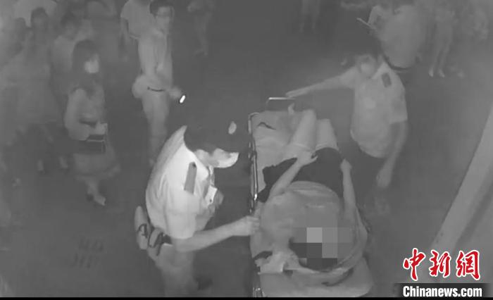 救护车迅速找到了电话求助的病人。 南京市急救中心供图 救护车迅速找到了电话求助的病人。 南京市急救中心供图