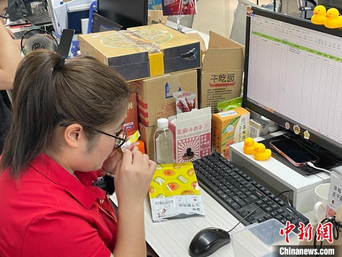 “95后”直播品控师：最多时一天要试吃百余种食品