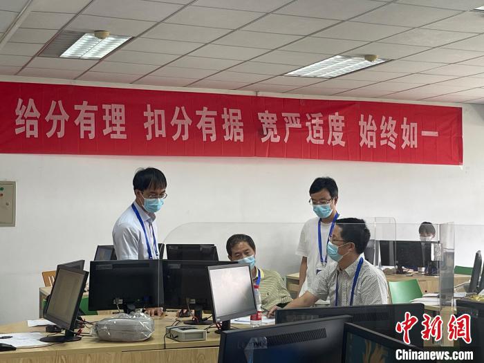 评卷现场。　童笑雨 摄