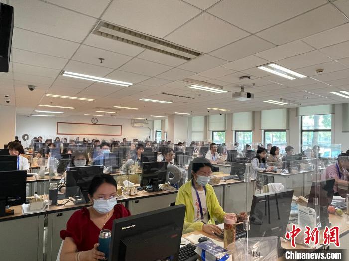 评卷现场，电脑是“标配”。　童笑雨 摄