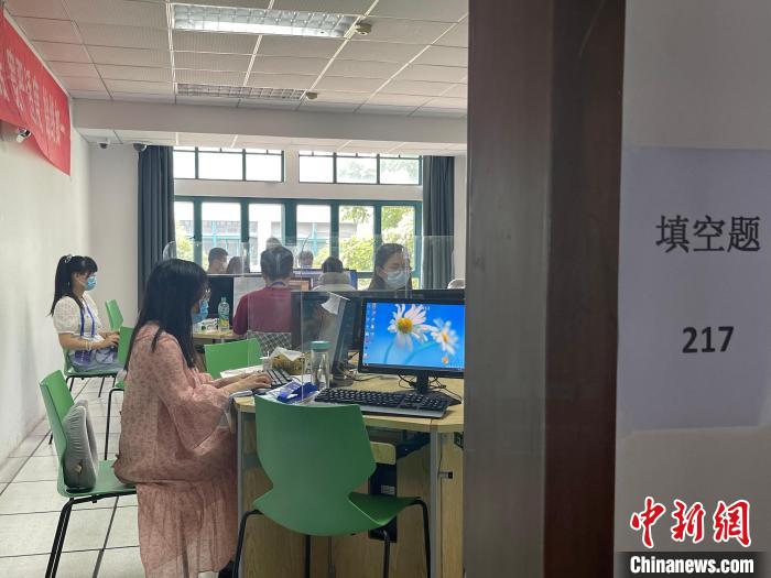 评卷现场。　童笑雨 摄