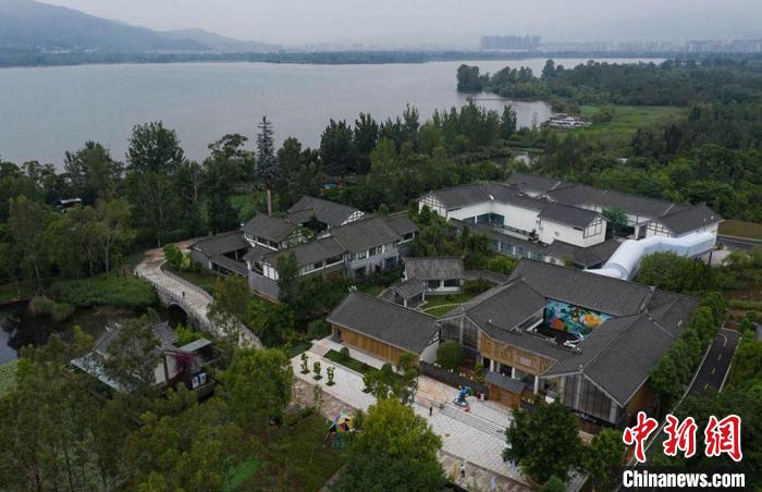 俯瞰邛海之滨的艾雅康鸟类生态博物馆。　西昌市委宣传部供图