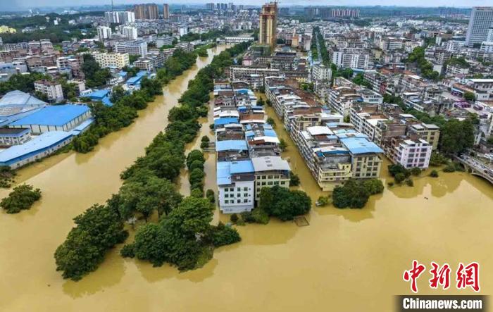 广西武鸣区多个社区村屯遇洪水袭击群众连夜转移