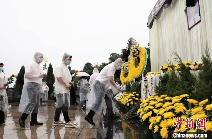全体人员依次向烈士墓献花。　霞浦县融媒体中心 供图