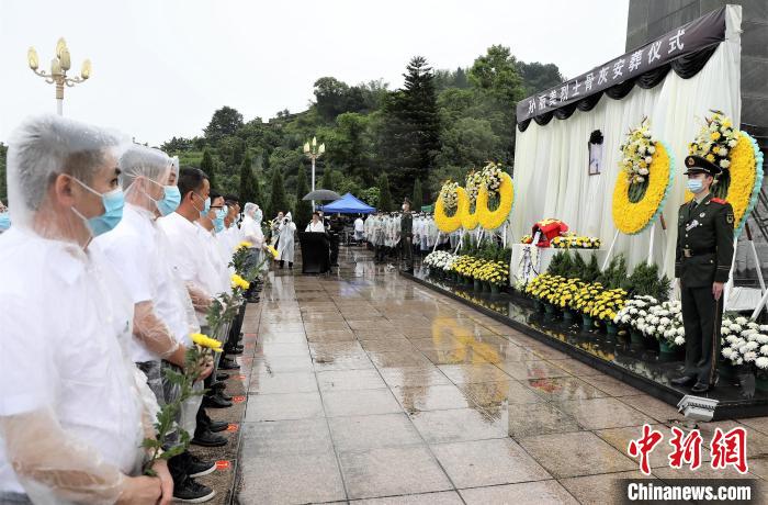 孙丽美烈士骨灰安葬仪式现场。　霞浦县融媒体中心 供图