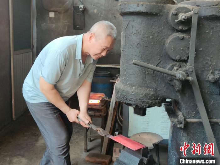 跟着“非遗菜刀”传承人去“打刀”感受百年技艺