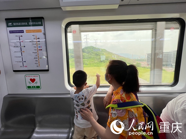 市民体验轨道交通4号线二期。人民网 胡虹摄