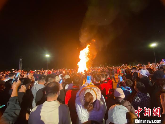 中国狩猎民族传统篝火节开启岭上狂欢夜