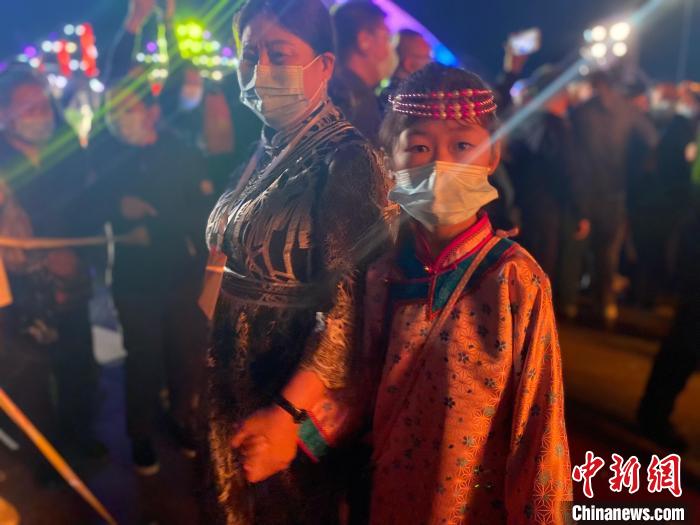 图为参加篝火节的小朋友。　张玮 摄