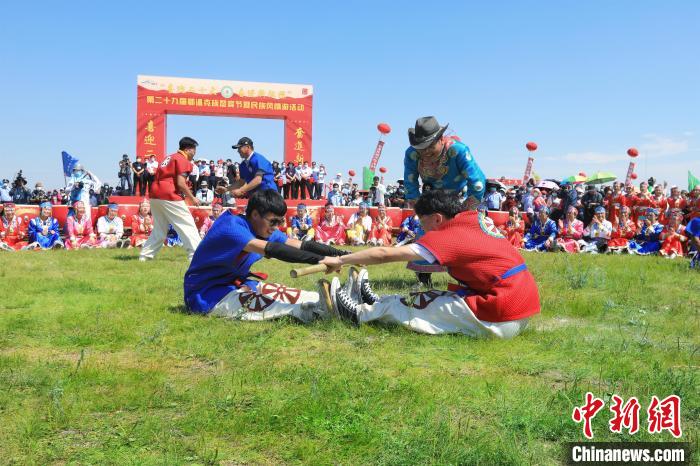 鄂温克族“拉棍”等传统体育活动，　刁佳帅 摄