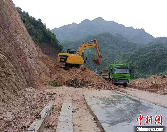 暴雨致道路塌方广西贺州抢通道路开辟救援“生命线”