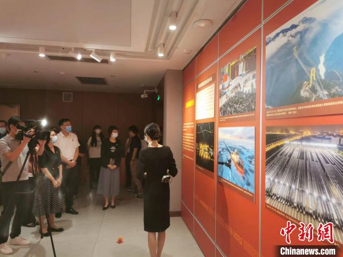 民众观看展览 程景伟 摄 民众观看展览 程景伟 摄