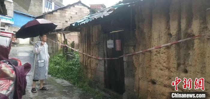 工作人员查看灾情。　覃丽娥 摄