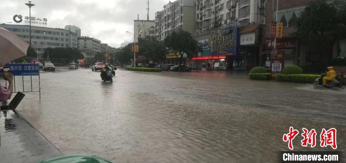 金城江城区出现较深积水。　陆艳红 摄