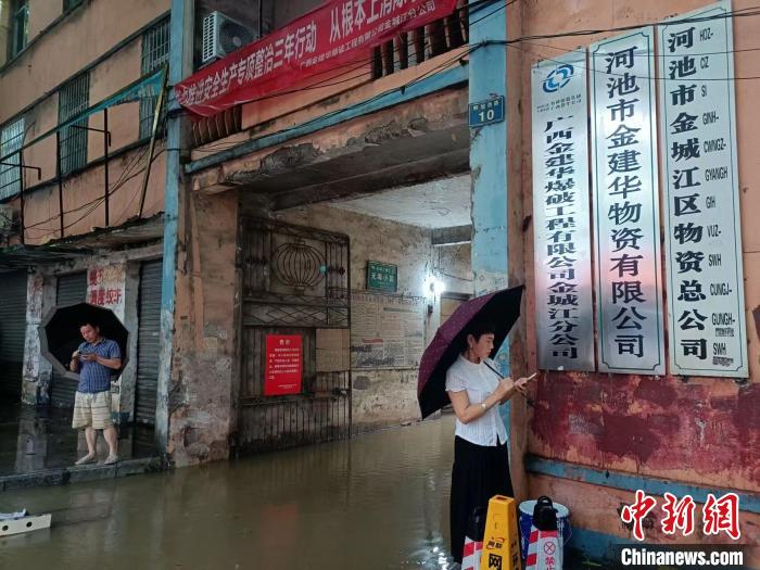 金城江区一家企业门口出现积水。　林荣练 摄