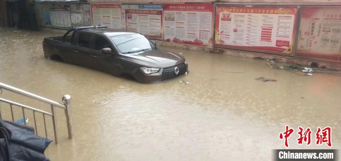 汽车被积水浸泡。　陆艳红　摄