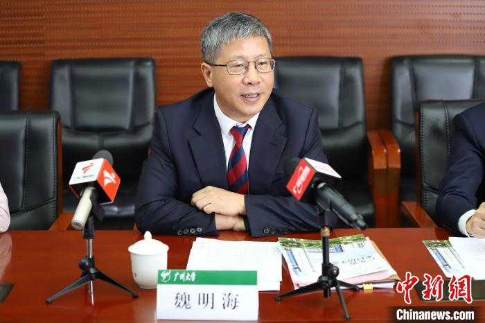 6月20日，广州大学校长魏明海在该校2022年普高招生新闻媒体通气会上介绍学校情况。　广州大学供图