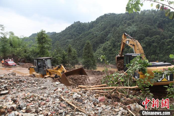 开辟救援通道救助被困车辆抢险现场。　陈乃文 摄