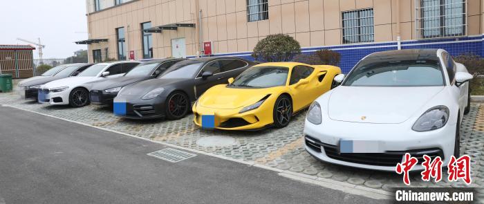 查扣涉案车辆。　绵阳市公安局 供图