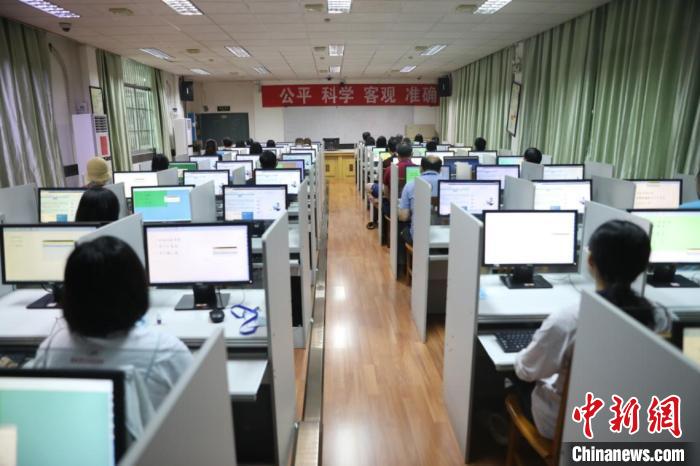 评卷教师正在进行评卷。 张锐波 摄 评卷教师正在进行评卷。 张锐波 摄