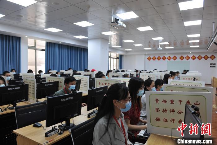 评卷教师正在进行评卷。 卢卫 摄 评卷教师正在进行评卷。 卢卫 摄