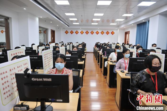 评卷教师正在进行评卷。 卢卫 摄 评卷教师正在进行评卷。 卢卫 摄