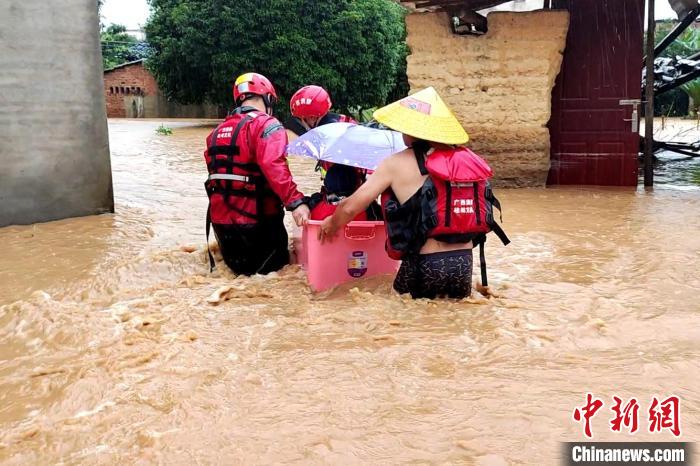 6月20日，在桂林临桂区五通镇罗江村委艳滩村，消防救援人员营救被困老人 桂林消防 供图