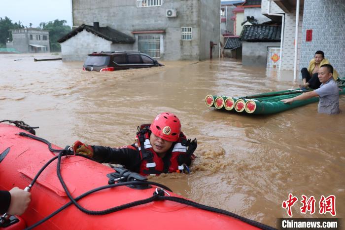 6月20日，消防救援人员在临桂五通镇营救一名行动不便的被困老人。　桂林消防 供图