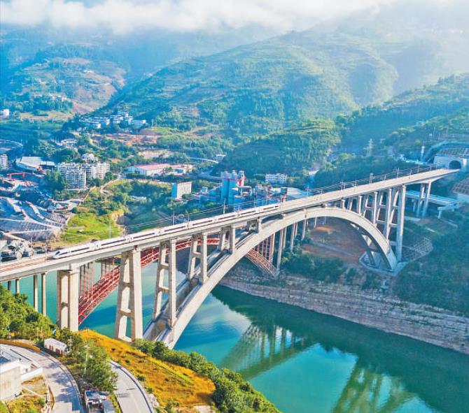 6月20日，郑渝高铁全线开通，一辆列车行驶在重庆奉节梅溪河双线特大桥上。　舒 鹏摄（新华社发）