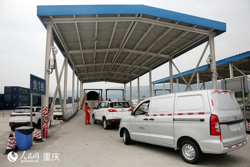 商品车从果园港鱼嘴铁路货运站分拨至全国各地。人民网 刘政宁摄