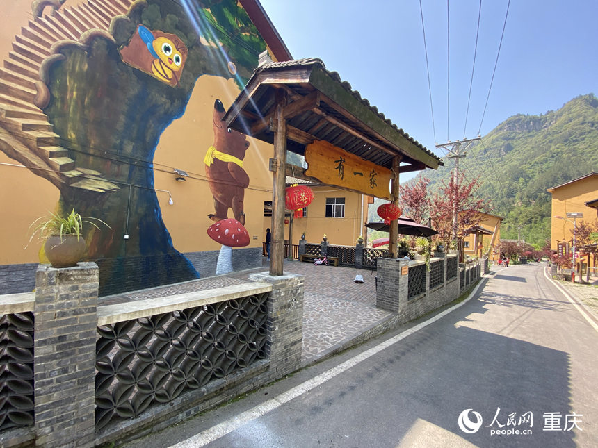 华溪村偏岩坝“美食一条街”。人民网 刘政宁摄
