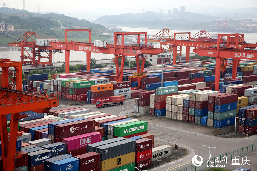 重庆果园港遍布火红色的港机设备。人民网 刘政宁摄