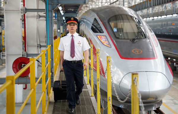 郑渝高铁首发列车司机李宁云。吴汪洋摄